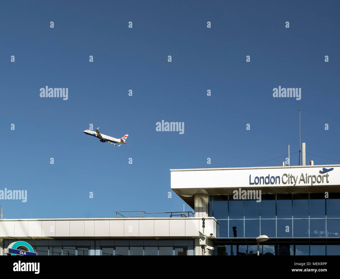 AÉROPORT DE LONDON CITY : décollage de l'avion au-dessus du terminal Building à l'aéroport de City à Docklands Banque D'Images