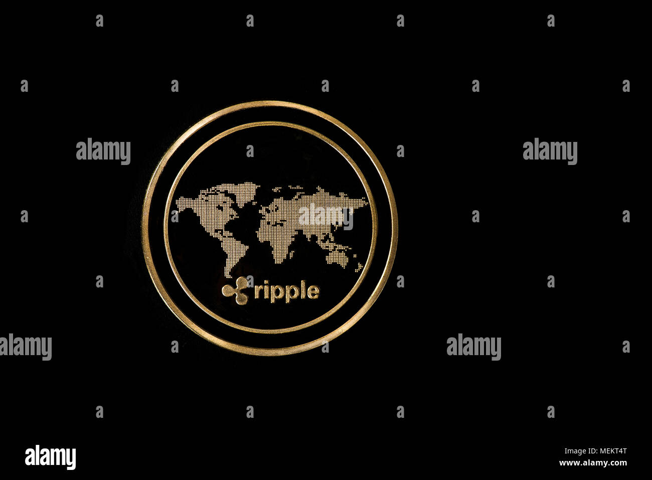 Pièce d'or et de l'ondulation noire sur fond noir Banque D'Images