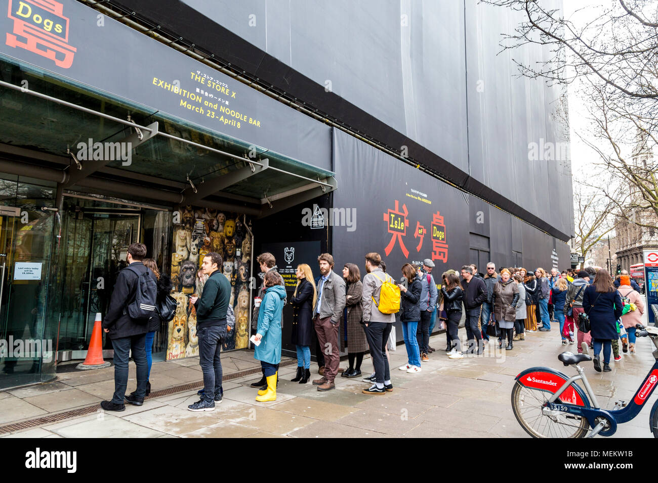 Longue file d'attente à la Wes Anderson 'Isle of Dogs' exposition au Strand, London, UK Banque D'Images