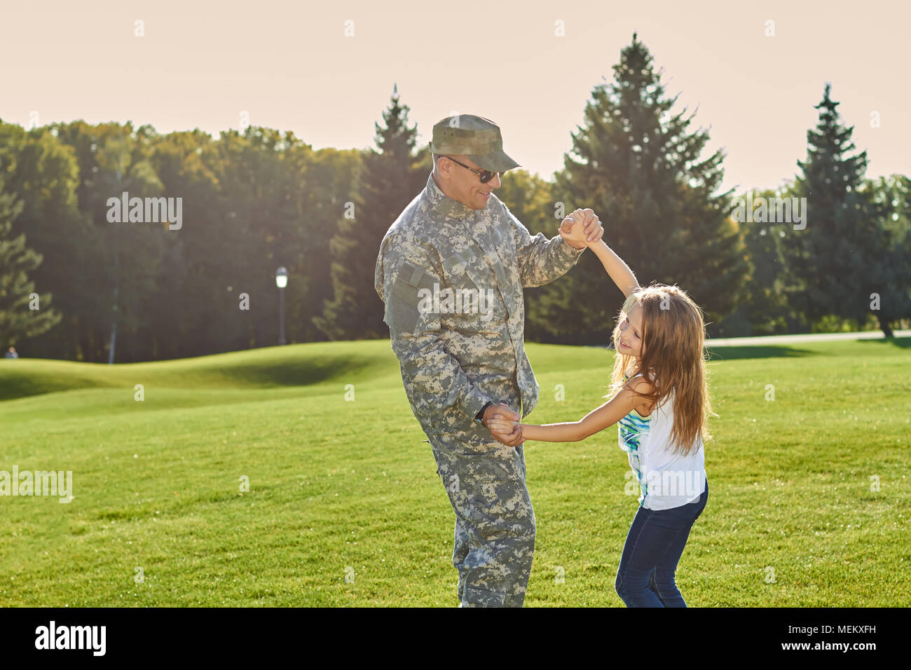 Soldat jouant avec sa fille, d'avoir du plaisir. Banque D'Images