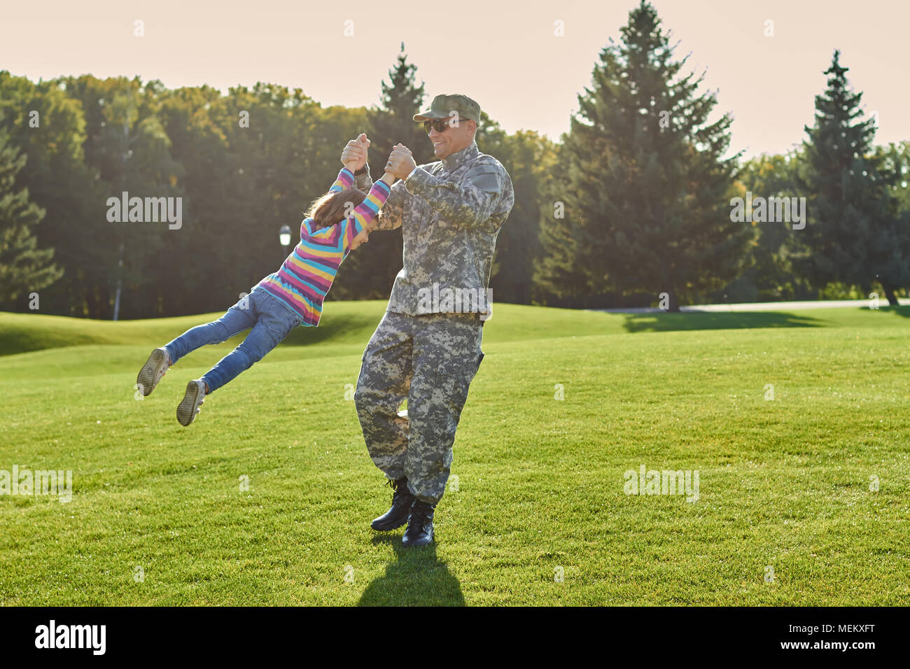 Soldat tourner autour de sa petite fille. Banque D'Images