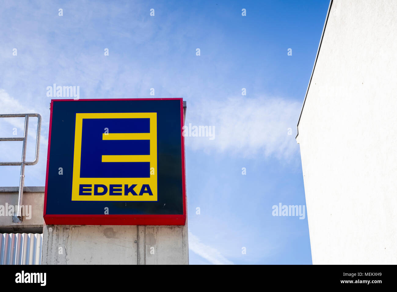 Signe jaune et bleu de la chaîne de supermarchés allemande "Edeka" devant un supermarché Edeka en Allemagne, en Europe Banque D'Images
