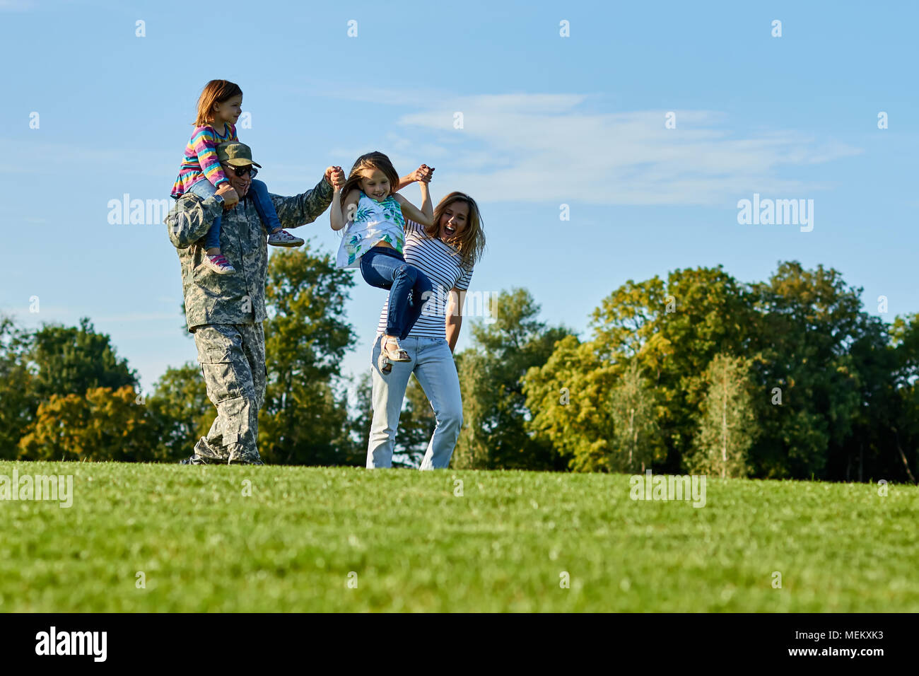 Soldat et sa famille s'amuser à l'extérieur. Banque D'Images