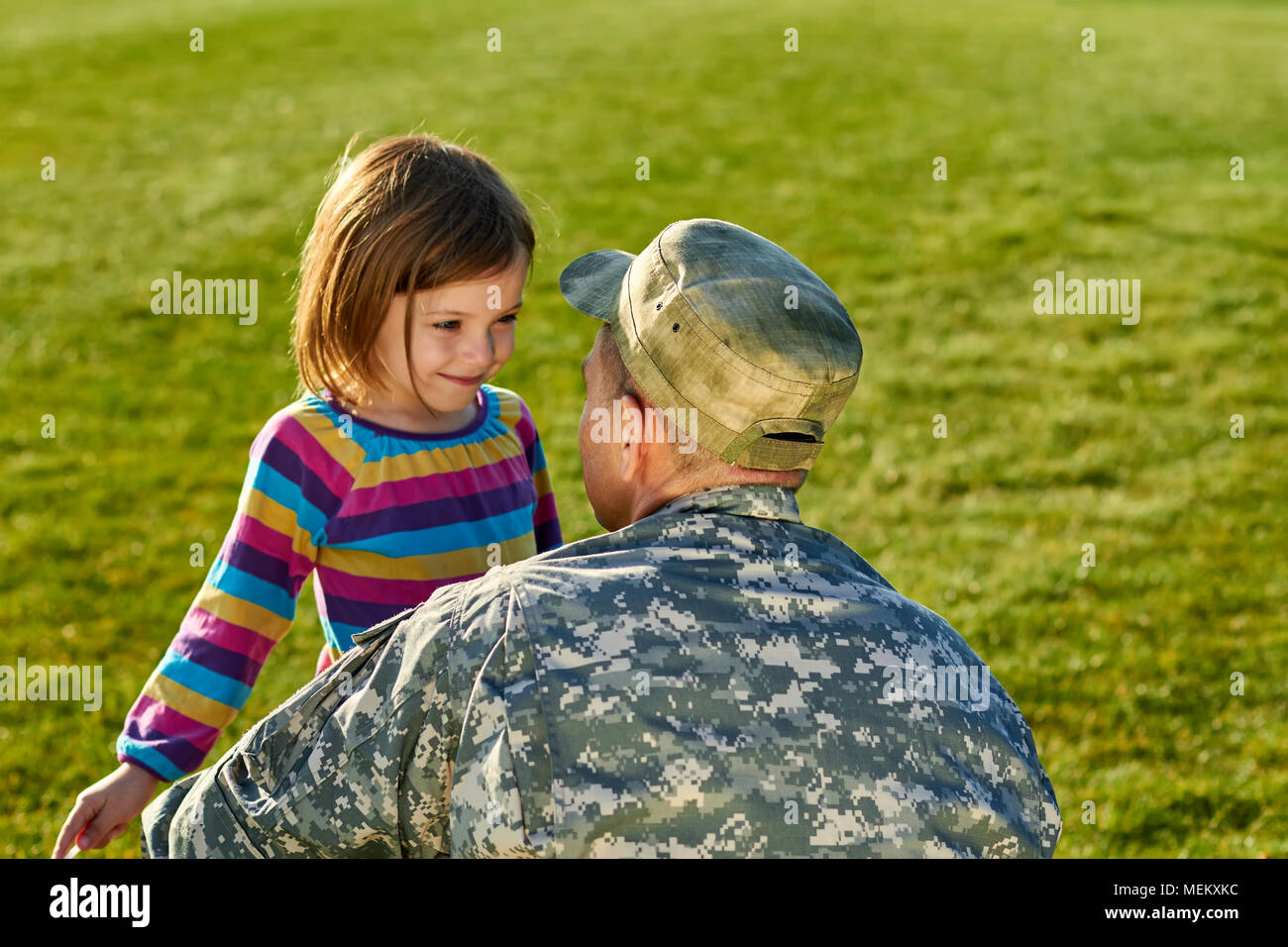 Soldat de l'armée américaine avec petite fille en parc. Banque D'Images