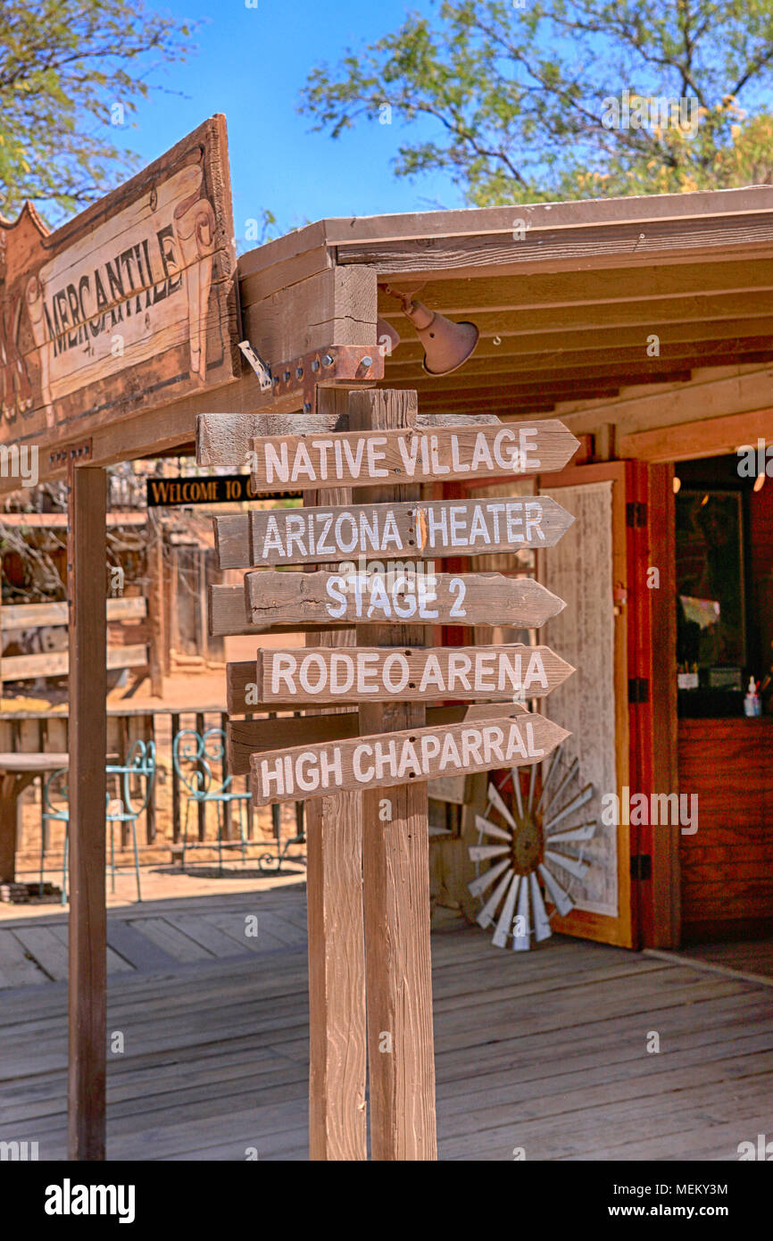 Panneau routier à l'Old Tucson Studios film amusement park en Arizona Banque D'Images