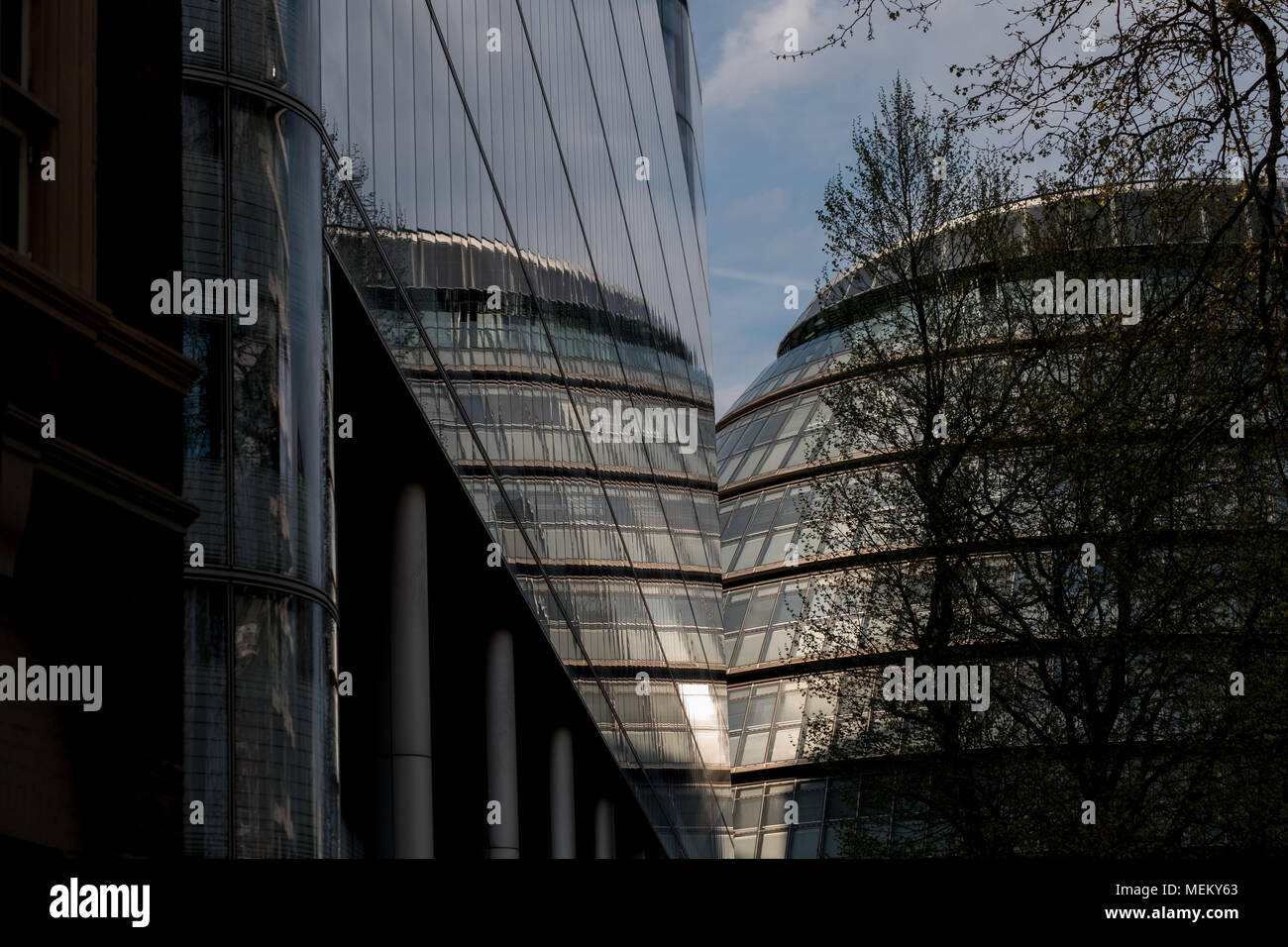 London UK. Photo de l'hôtel de ville, prise de l'arrière au crépuscule. Bâtiment se reflète dans la façade en verre du bâtiment adjacent. Banque D'Images