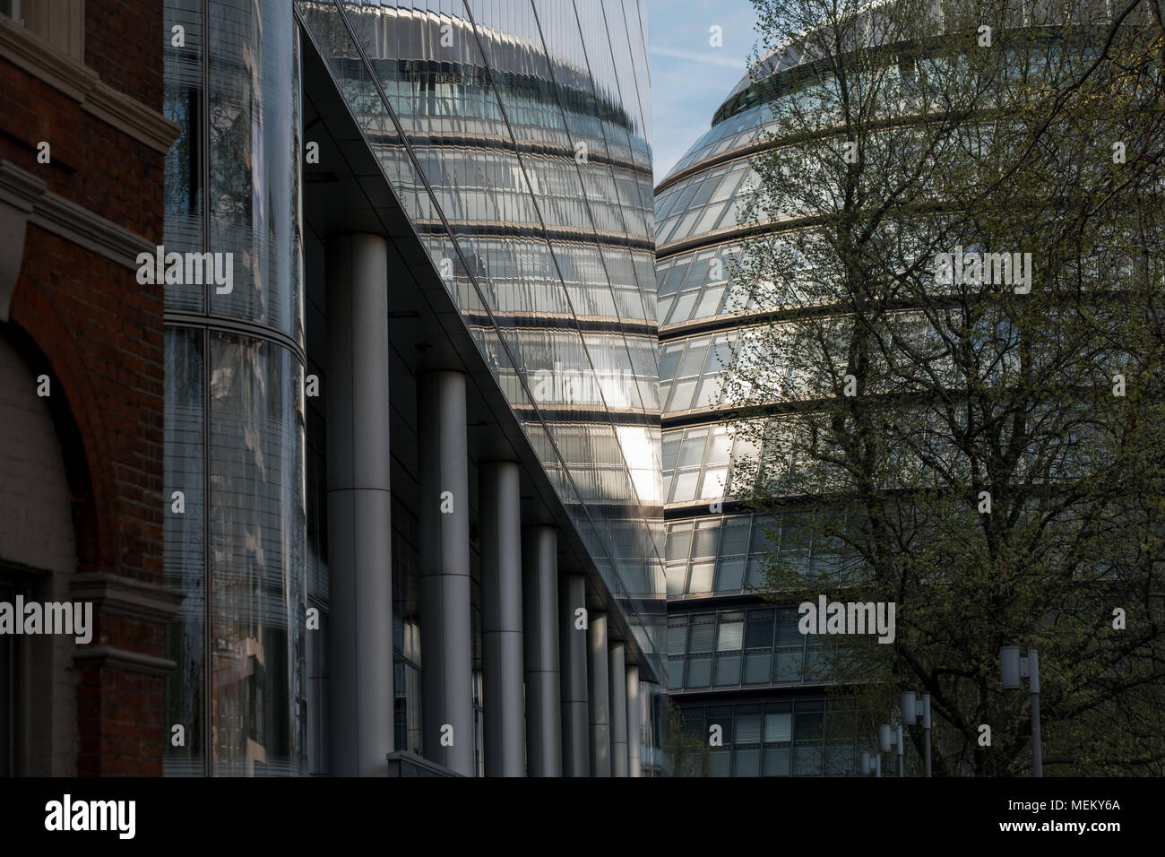 London UK. Photo de l'hôtel de ville, prise de l'arrière au crépuscule. Bâtiment se reflète dans la façade en verre du bâtiment adjacent. Banque D'Images