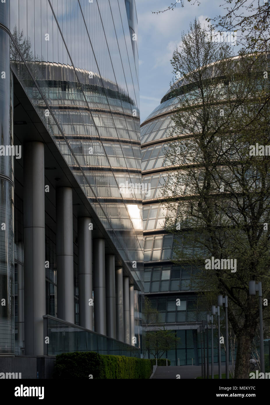 London UK. Photo de l'hôtel de ville, prise de l'arrière au crépuscule. Bâtiment se reflète dans la façade en verre du bâtiment adjacent. Banque D'Images