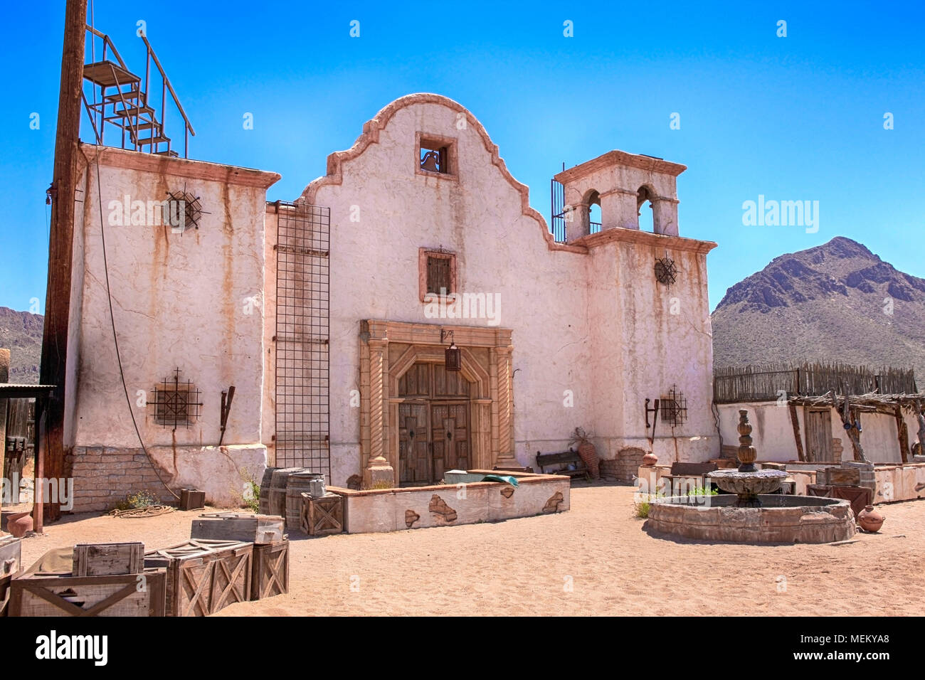 La vieille mission utilisé dans de nombreux films à l'ancien Tucson Film Studios amusement park en Arizona Banque D'Images
