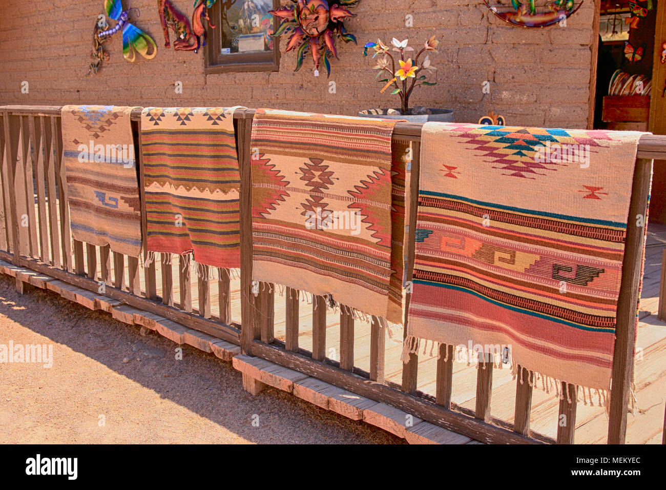 Vrai indien des couvertures en vente au magasin général à l'Old Tucson Studios film amusement park en Arizona Banque D'Images