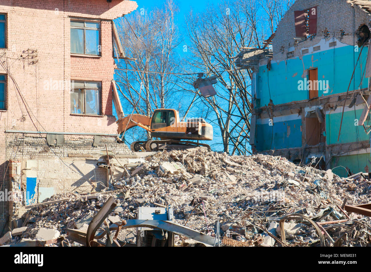 Scène urbaine. Démantèlement d'une maison. Démolition de bâtiment et écraser par la machinerie de construction. L'industrie Banque D'Images