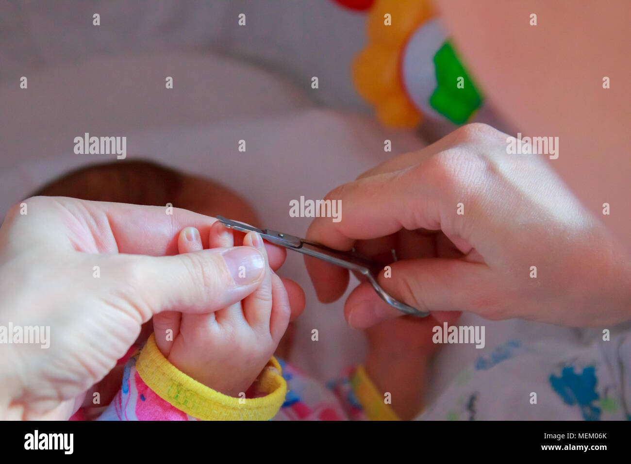 Couper Les Ongles Dun Bébé Nouveau Né De Mère Un Peu Banque