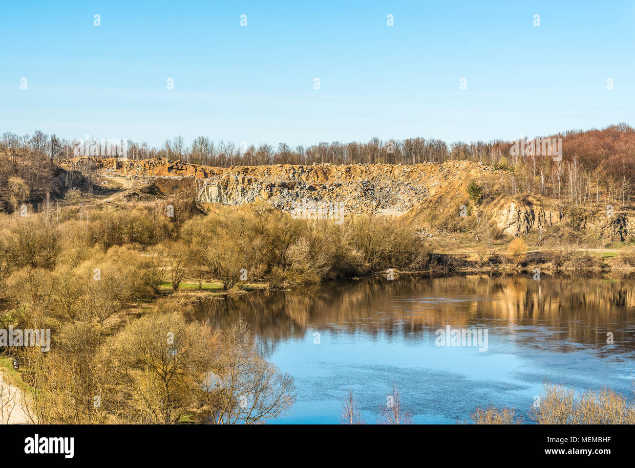 Fragment de la Sluch, près de la ville de Novograd-Volynsky, la région de Jitomir (Ukraine). Cette rivière rapide, propre attire les amateurs de pêche. Banque D'Images