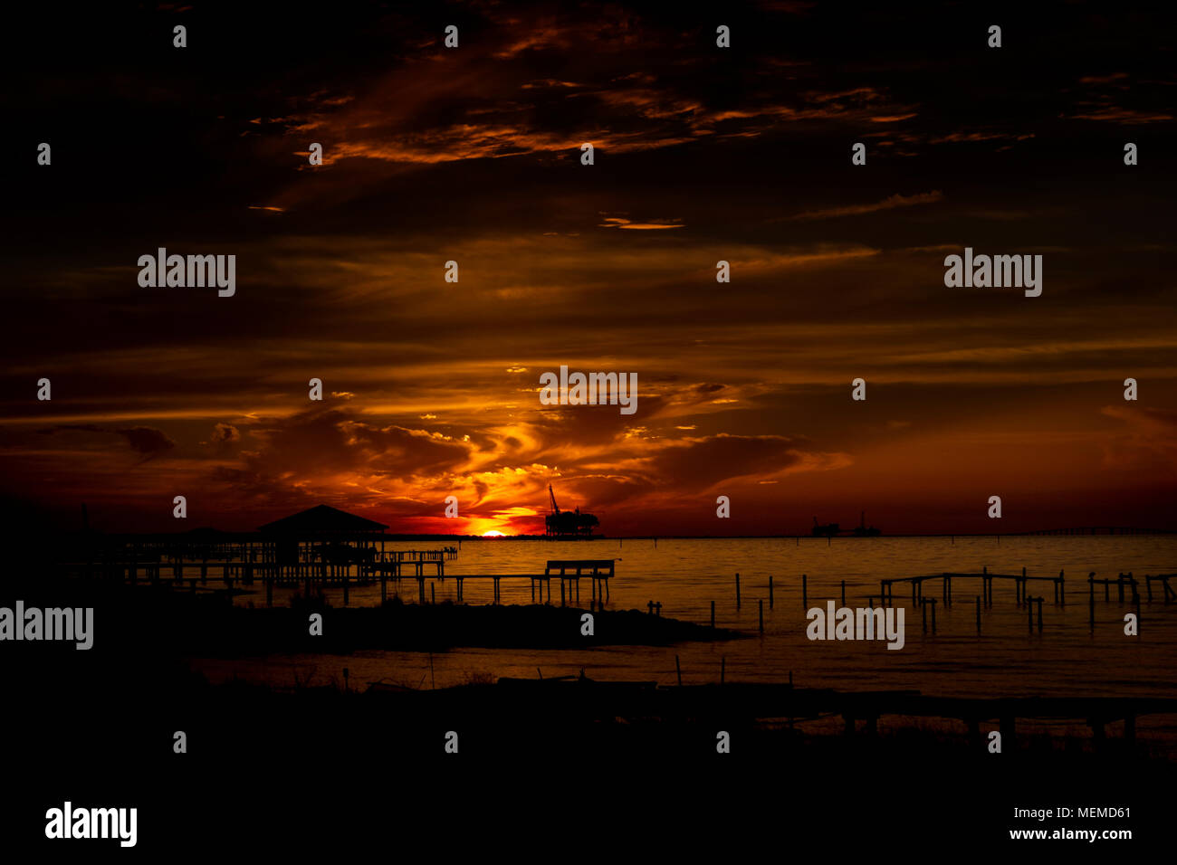 Coucher de soleil derrière la plate-forme de gaz naturel d'ExxonMobil sur la baie de Mobile, Alabama. Banque D'Images