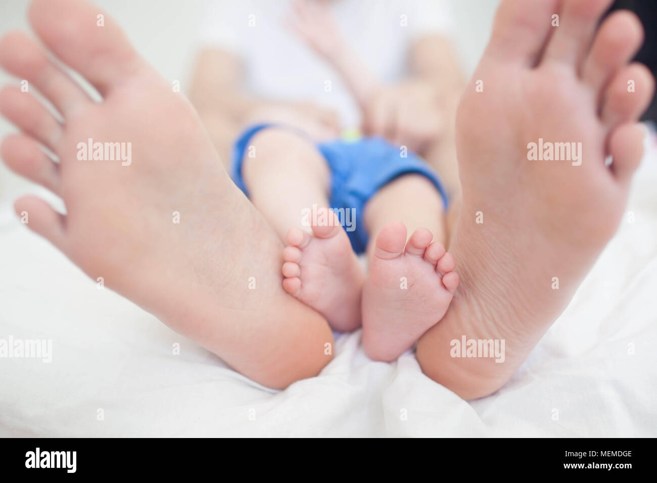 Père et fils couché sur le lit. Banque D'Images