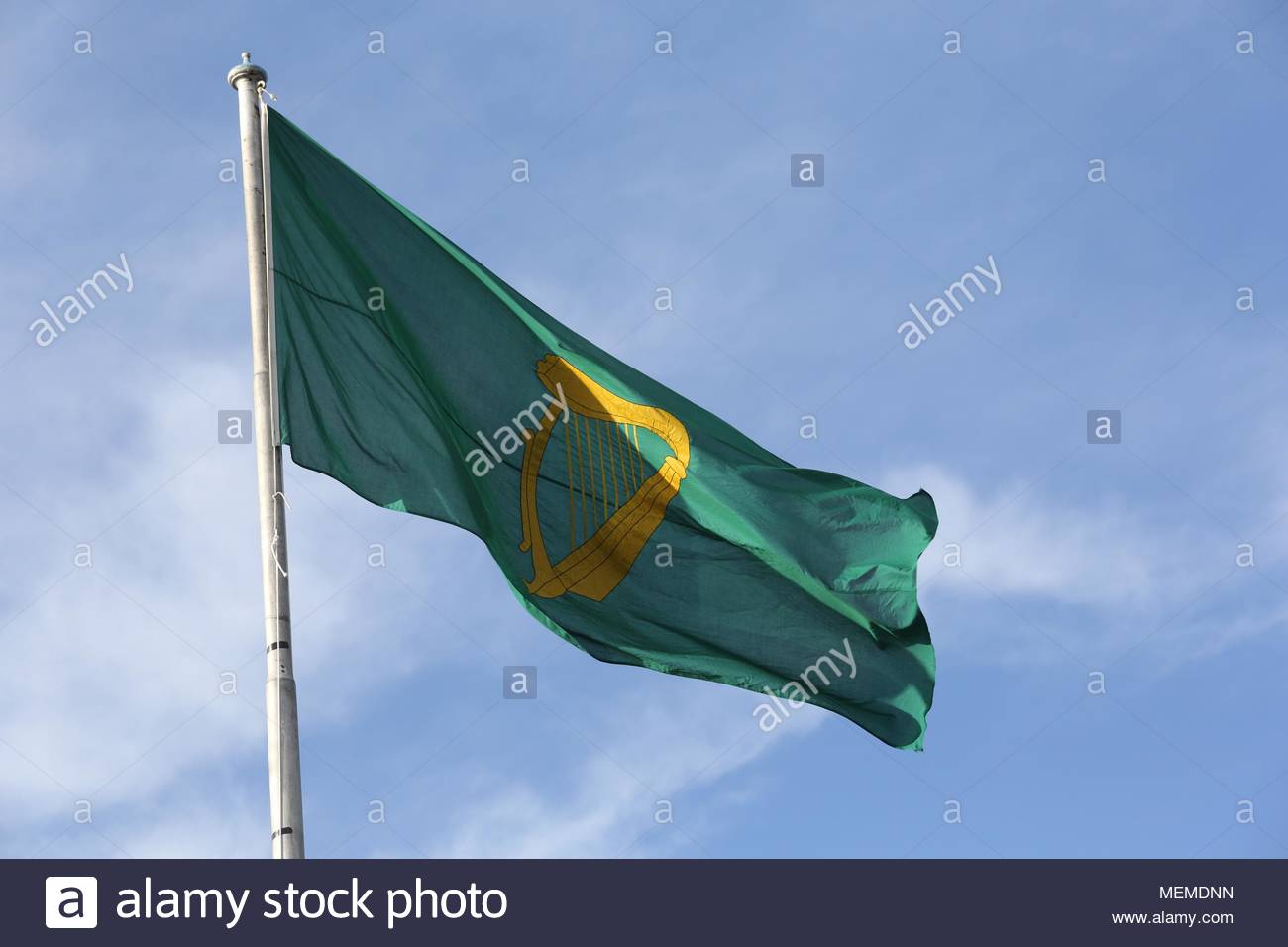 Un drapeau vert portant la harpe irlandaise dans le vent à Dublin Banque D'Images