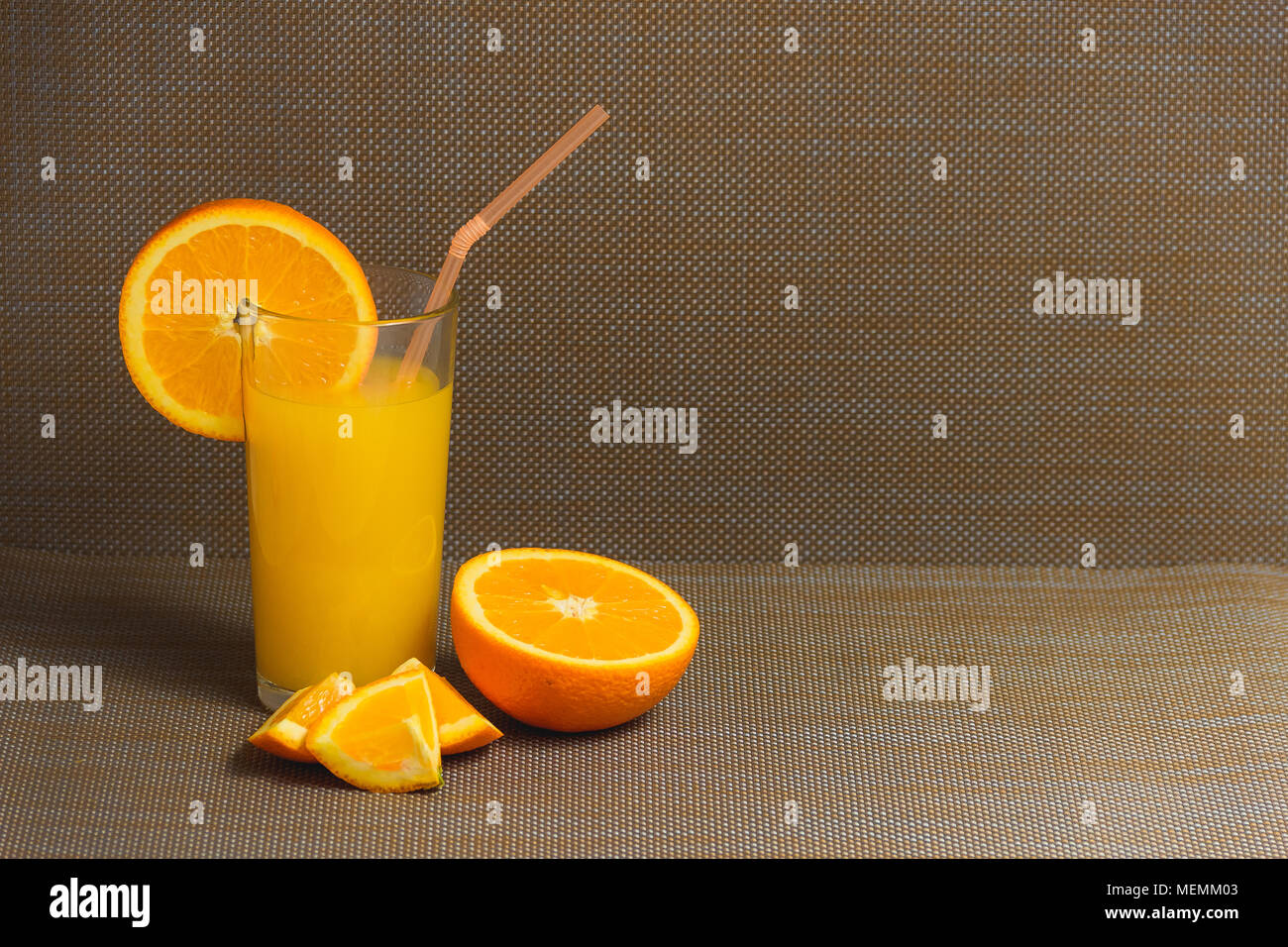 Orange et jus tranché verre sur fond sombre. Concept en bonne santé. Banque D'Images