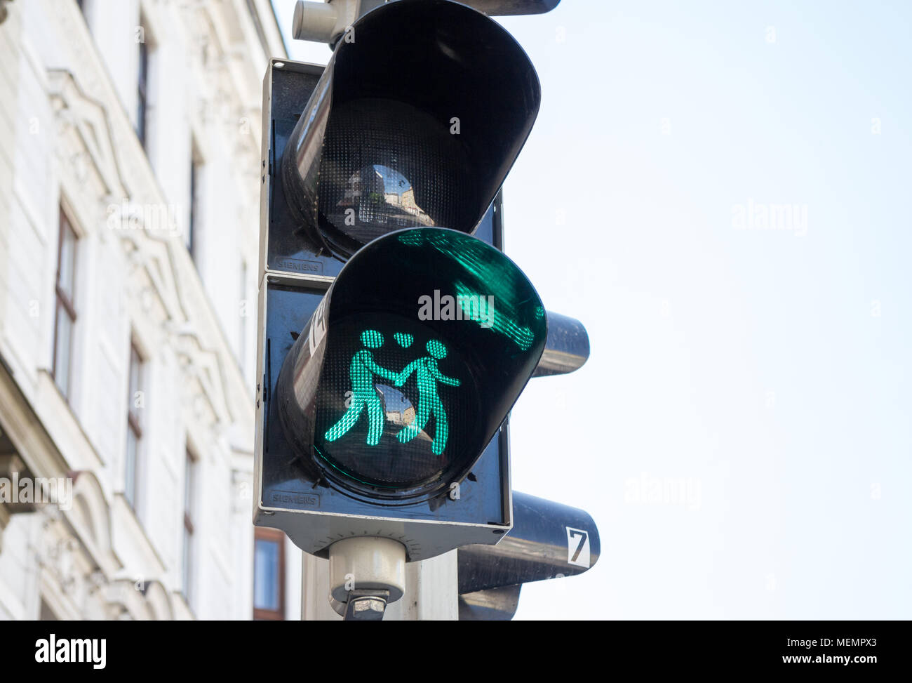 Feux de circulation piétonne, figures tenant la main avec le symbole de coeur, Vienne Autriche Avril.20, 2018 Banque D'Images