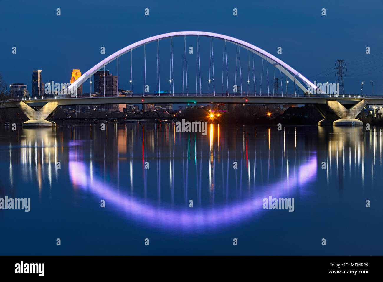 Le Pont de l'Avenue Lowry resplendit de lumière pourpre pour le premier anniversaire de l'icône des villes jumelles. L'horizon de la ville de Minneapolis est visible dans t Banque D'Images