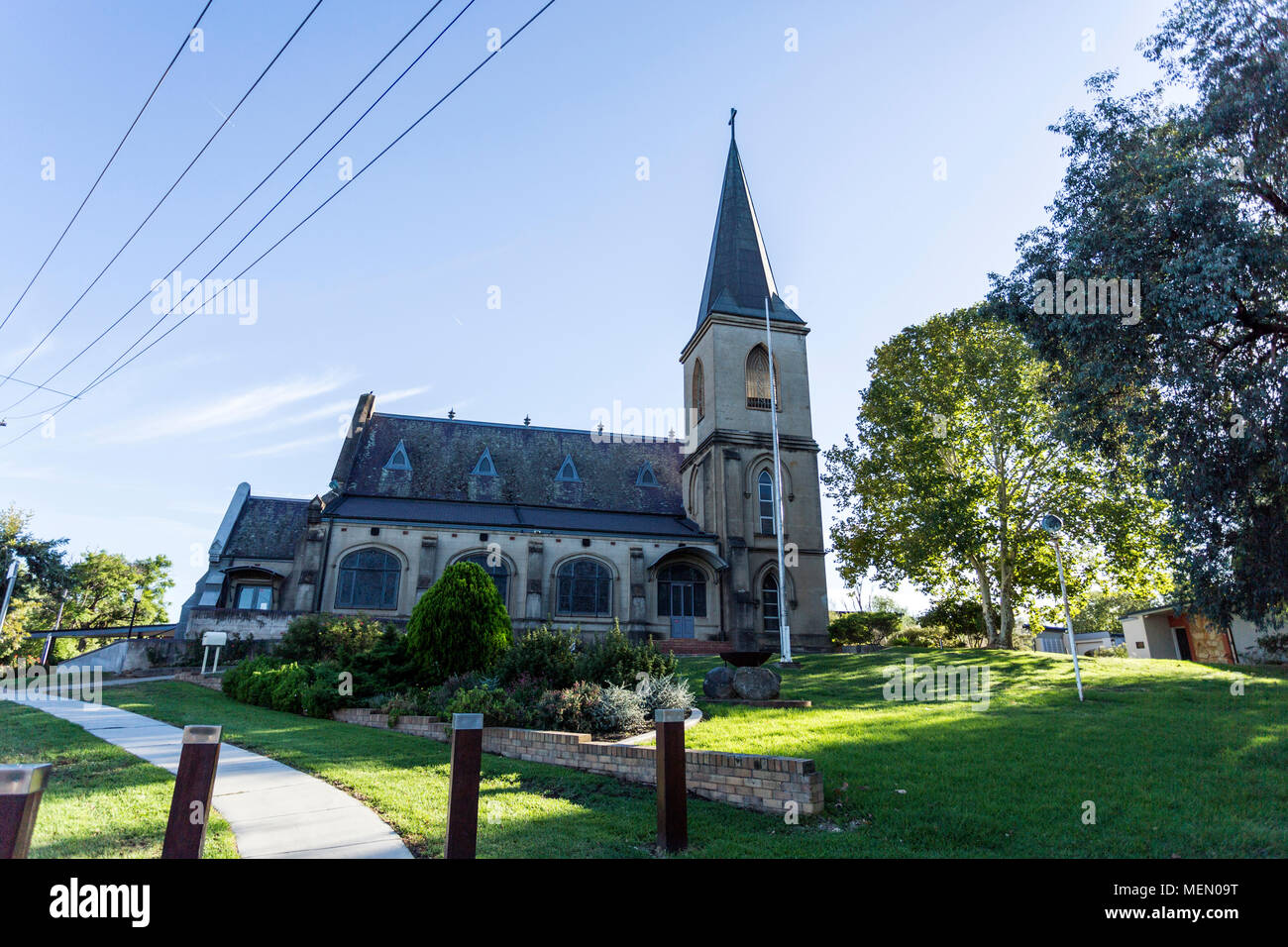 Vue de l'église anglicane St John évangéliste, un bâtiment néo-gothique victorien gothique Fédération avec modifications, dans la ville de Wagga Wagga, NW Banque D'Images