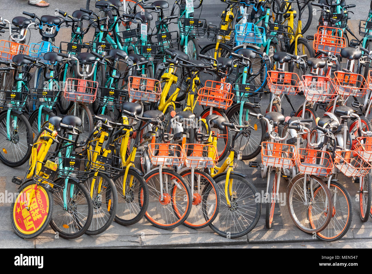 Chengdu, province du Sichuan, Chine - 18 Avril 2018 : Grand groupe de vélos partagés dans la rue Banque D'Images