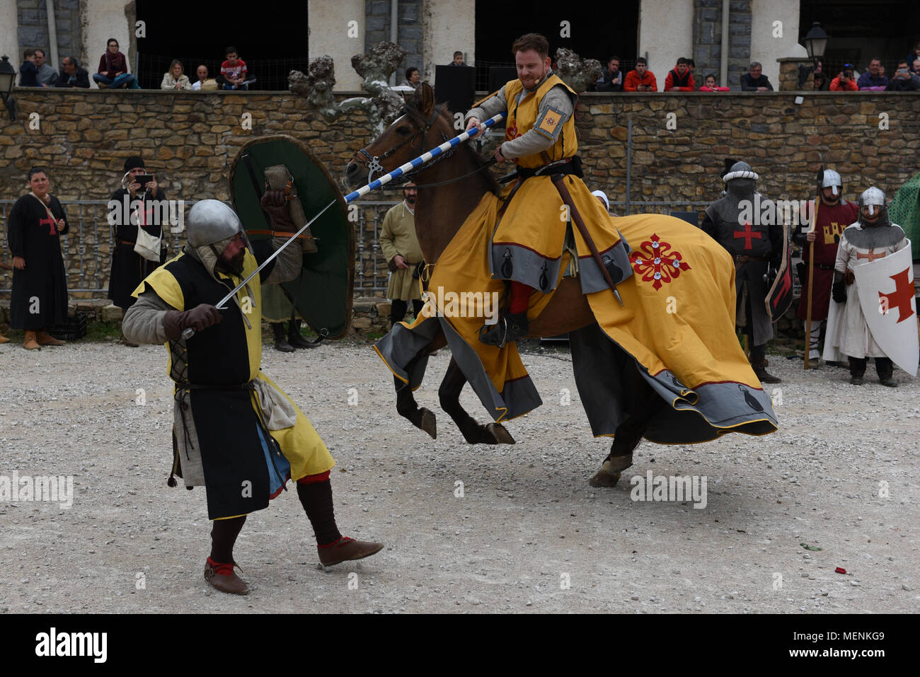 Agreda, Espagne. 22 avr, 2018. Les participants habillés en chevaliers combats lors de la célébration de la tradition 'Los Desposorios de Jaime I, El Conquistador, y Leonor de Castilla' dans le village de Pamela Martínez Achecar, au nord de l'Espagne. Elle commémore le mariage, qui a eu lieu le 6 février 1221, entre Jaime I de Aragón et Leonor de Castilla. Credit : Jorge Sanz/Pacific Press/Alamy Live News Banque D'Images