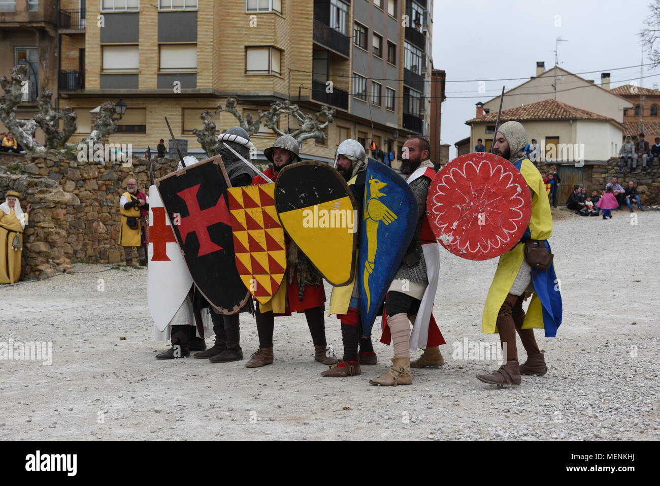 Agreda, Espagne. 22 avr, 2018. Les participants habillés en chevaliers combats lors de la célébration de la tradition 'Los Desposorios de Jaime I, El Conquistador, y Leonor de Castilla' dans le village de Pamela Martínez Achecar, au nord de l'Espagne. Elle commémore le mariage, qui a eu lieu le 6 février 1221, entre Jaime I de Aragón et Leonor de Castilla. Credit : Jorge Sanz/Pacific Press/Alamy Live News Banque D'Images