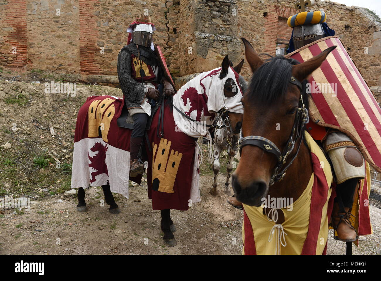 Agreda, Espagne. 22 avr, 2018. Picturerd participants habillés comme des chevaliers lors de la célébration de la tradition 'Los Desposorios de Jaime I, El Conquistador, y Leonor de Castilla' dans le village de Pamela Martínez Achecar, au nord de l'Espagne. Elle commémore le mariage, qui a eu lieu le 6 février 1221, entre Jaime I de Aragón et Leonor de Castilla. Credit : Jorge Sanz/Pacific Press/Alamy Live News Banque D'Images