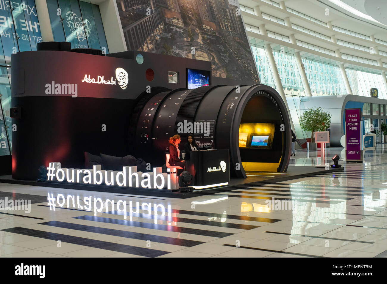 Une caméra placée à Abu Dhabi National Exhibition Centre, un kiosque de convaincre de nouveaux photographes à produire des images pour le concours Banque D'Images