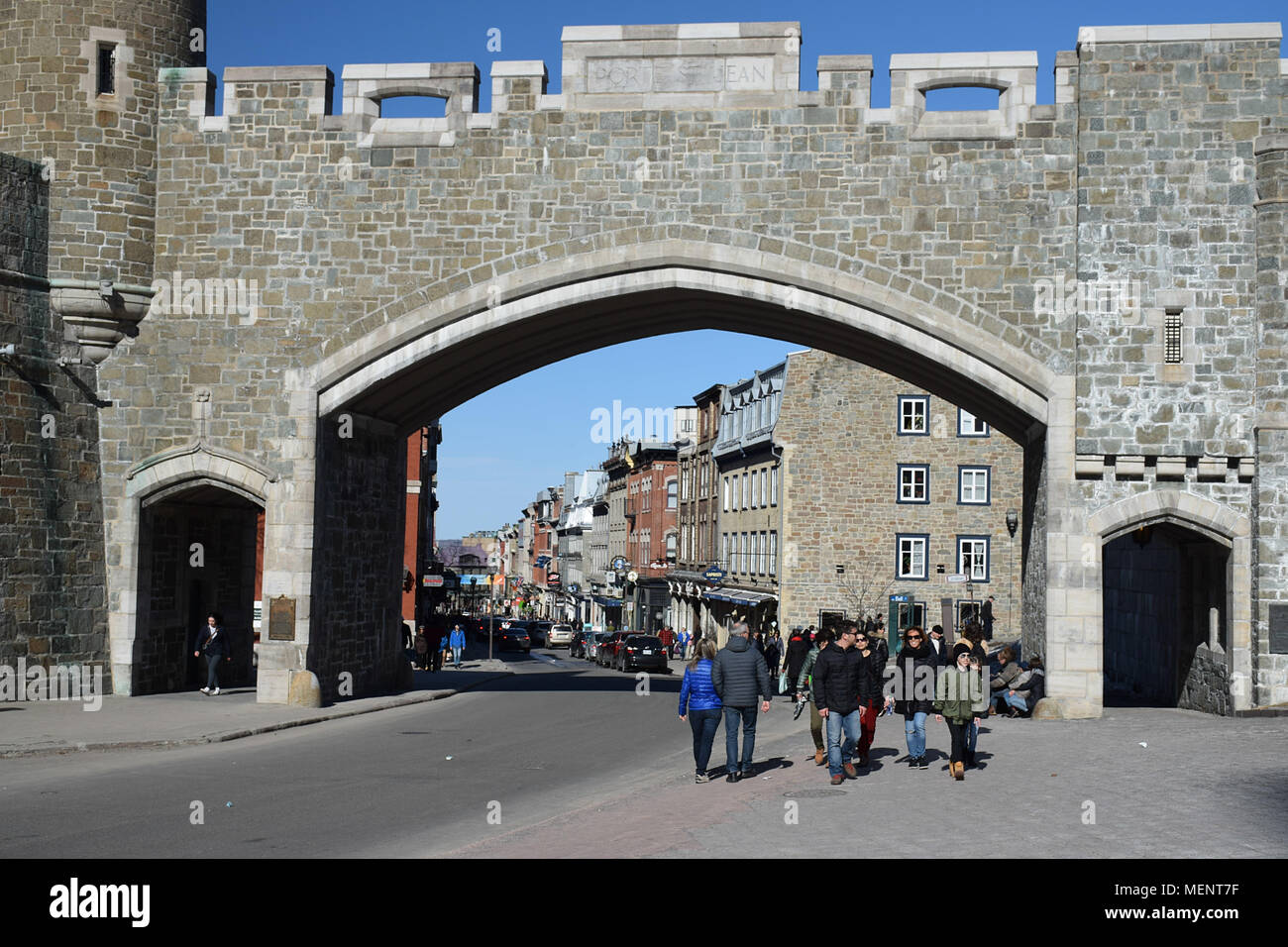 La porte St Jean dans le Vieux Québec, une destination populaire en plein cœur de la ville et de l'Unesco un lieu historique désigné. Banque D'Images