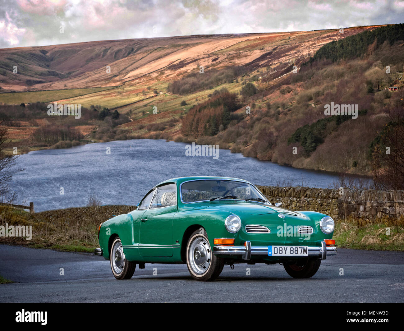 VW Karmann Ghia Coupé 1974 Réservoir Scammonden Yorkshire UK Banque D'Images