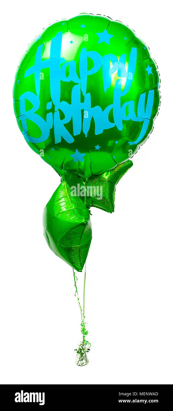 Un grand Joyeux Anniversaire ballon vert parti avec deux ballons en forme d'étoile scintille attaché à ruban et un poids ornante contre isolés Banque D'Images