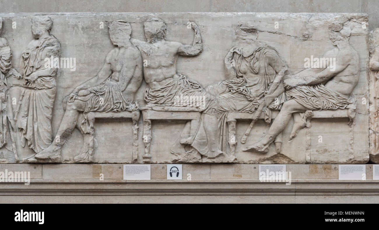 Londres. L'Angleterre. British Museum, frise du Parthénon (Parthénon), quatre dieux olympiques assis sur des tabourets, du Parthénon sur l'Acropole à Athènes, Banque D'Images