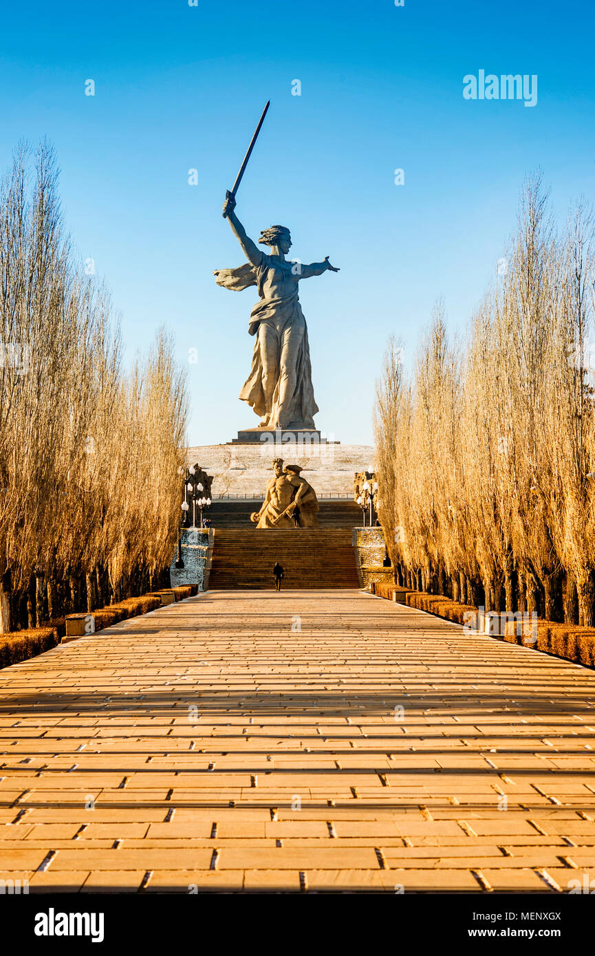 VOLGOGRAD, Russie - le 15 janvier : Monument à la Deuxième Guerre mondiale, patrie est l'appel sur la Colline Mamaïev. Banque D'Images VOLGOGRAD, Russie - le 15 janvier : Monument à la Deuxième Guerre mondiale, patrie est l'appel sur la Colline Mamaïev. Banque D'Images
