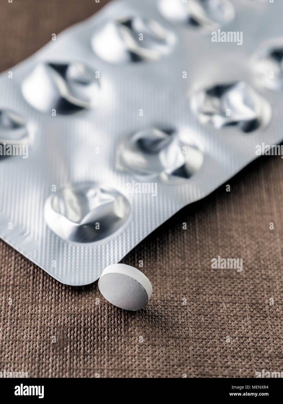 Blister avec pilules blanches, conceptual image Banque D'Images