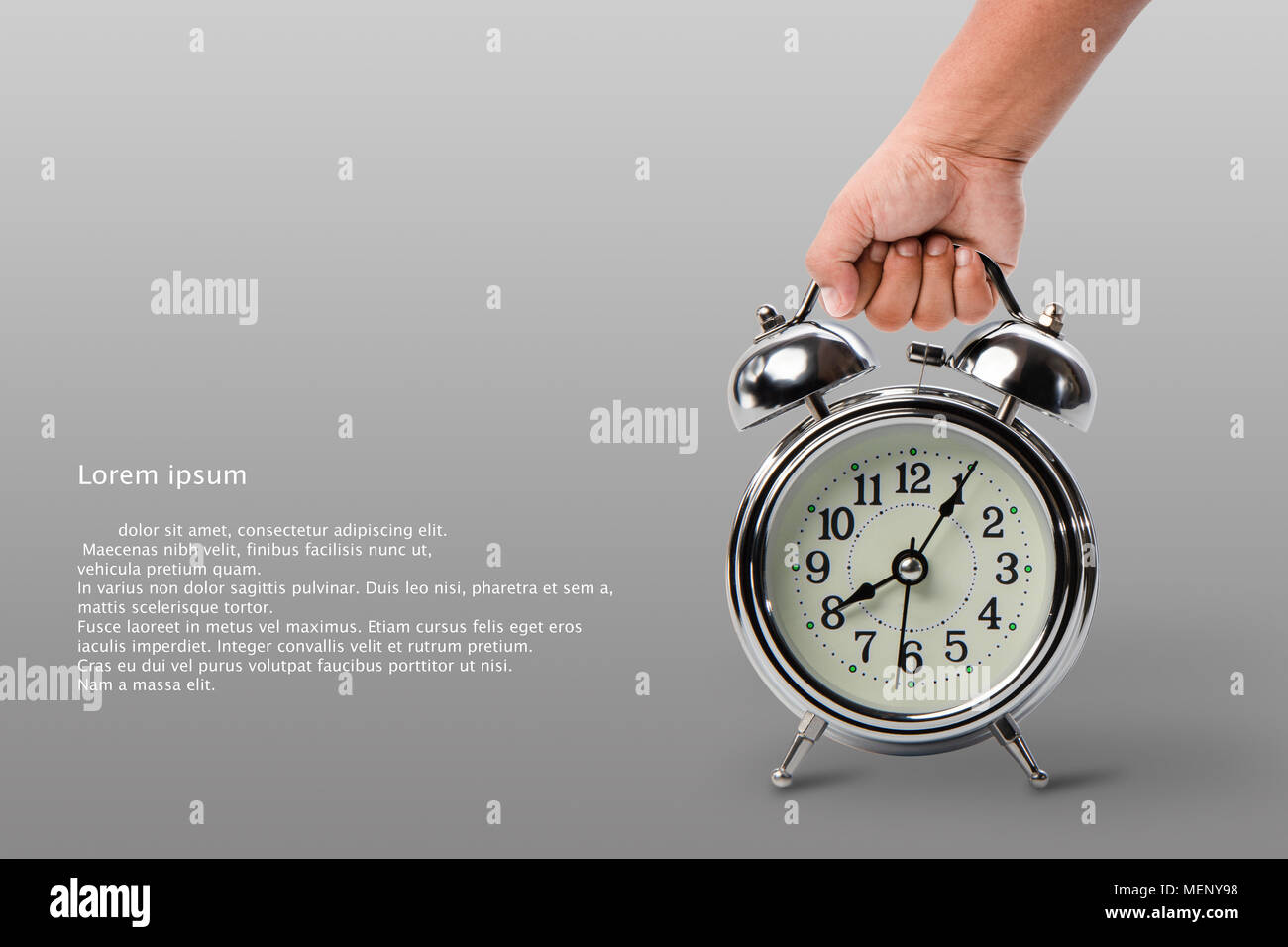 Main tenant grand réveil classique sur fond gris avec un espace réservé au  texte de gauche, rétro réveil à 8h30 Photo Stock - Alamy