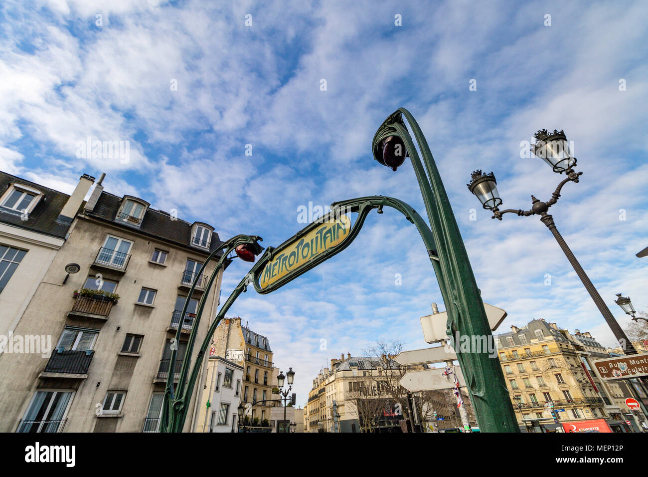 Paris Metro sign Paris conçu par Hector Guimard, à la station de métro Pigalle, Paris Banque D'Images
