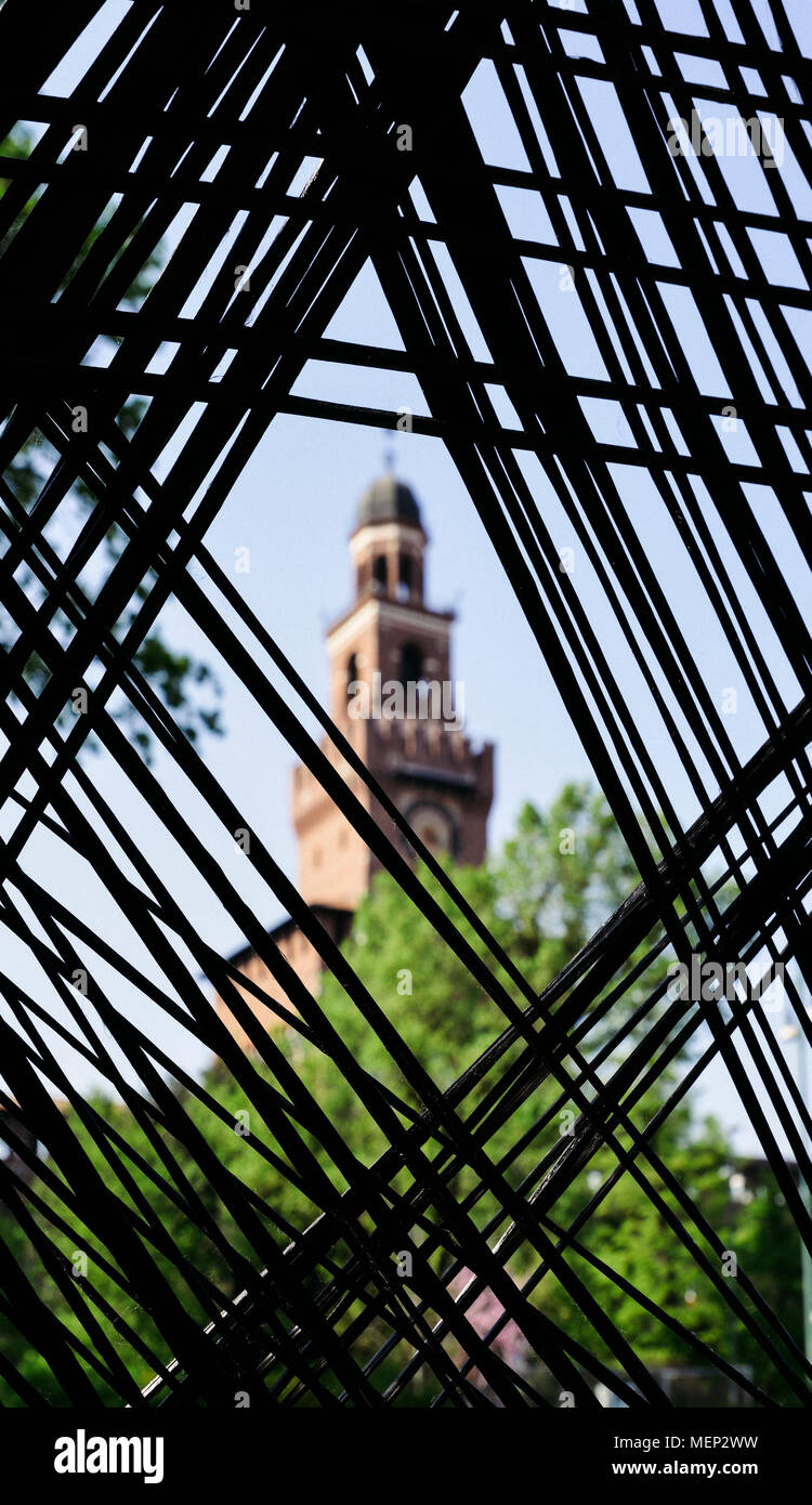 Vue sur le Castello Sforzesco de Milan, Italie sur un châssis d'intelocking cordons de l'avant-plan - selective focus on foreground Banque D'Images