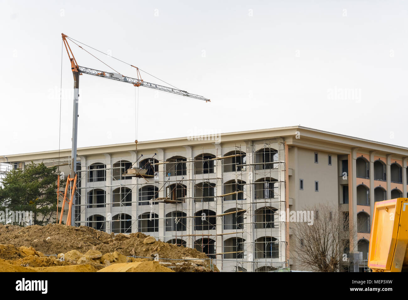 Site de construction avec grue contre ciel blanc Banque D'Images