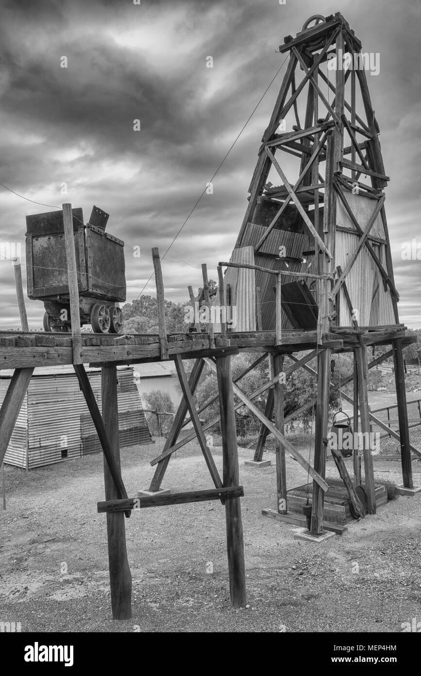 KALGOORLIE, AUSTRALIE - janvier 28, 2018 : Pit et du châssis d'une vieille mine d'or à Kalgoorlie, le 28 janvier 2018 dans l'ouest de l'Australie Banque D'Images