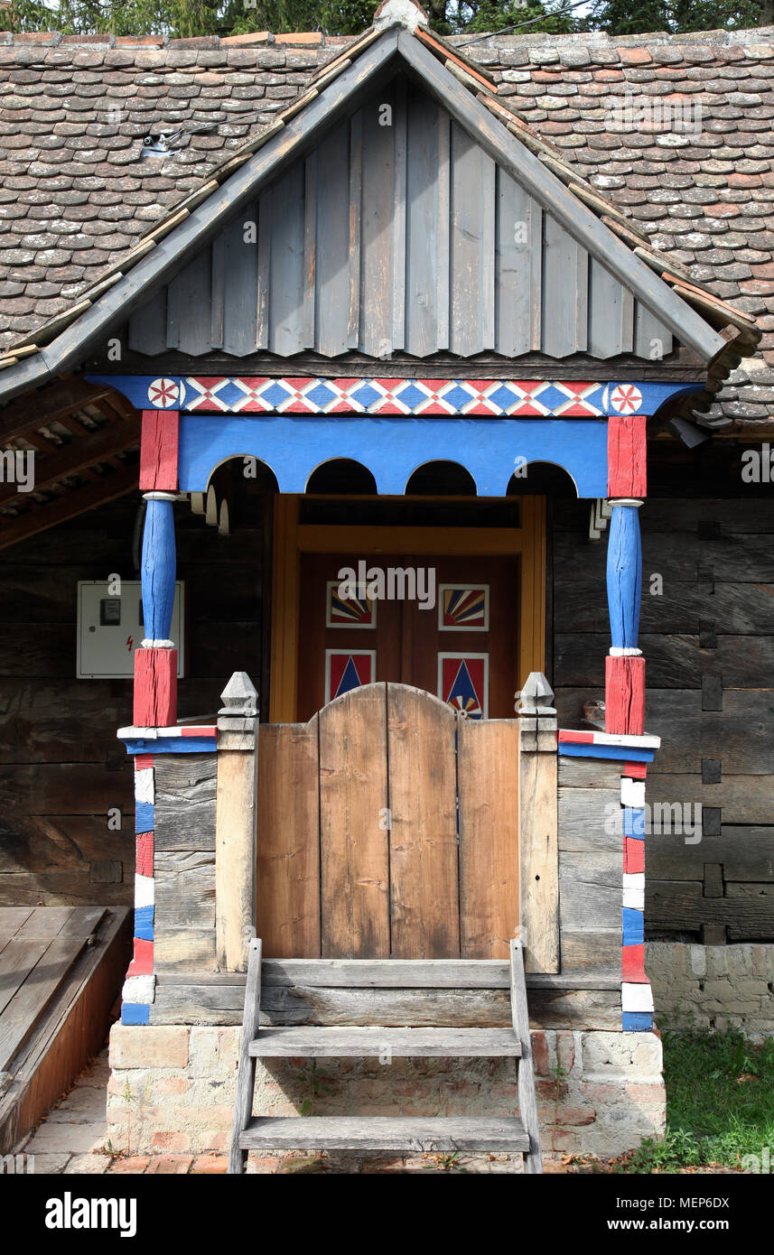 Maison en bois typique dans le village Scitarjevo, Croatie. Banque D'Images