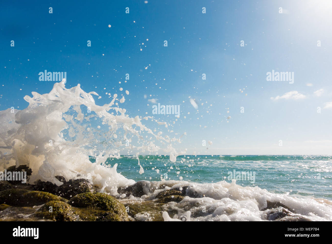 Les éclats de vagues de la mer, des vagues sur les rochers d'éclatement Banque D'Images