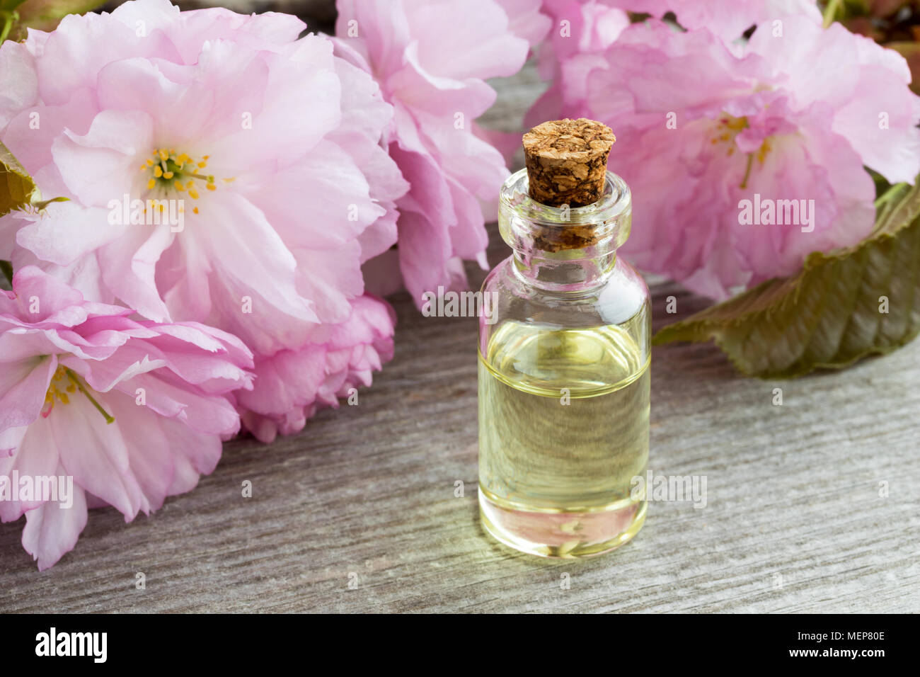 Une Bouteille Dhuile Essentielle De Rose Fleurs De