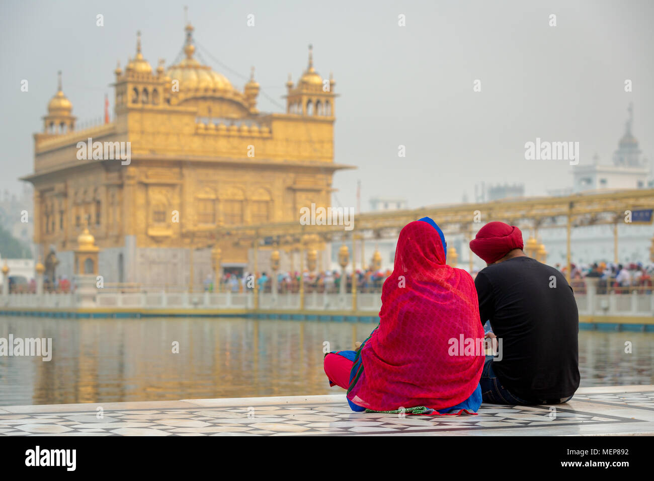 Un couple de pèlerins Sikhs se reposant devant le Temple d'or, Amritsar, Punjab, Inde du Nord, Inde Banque D'Images