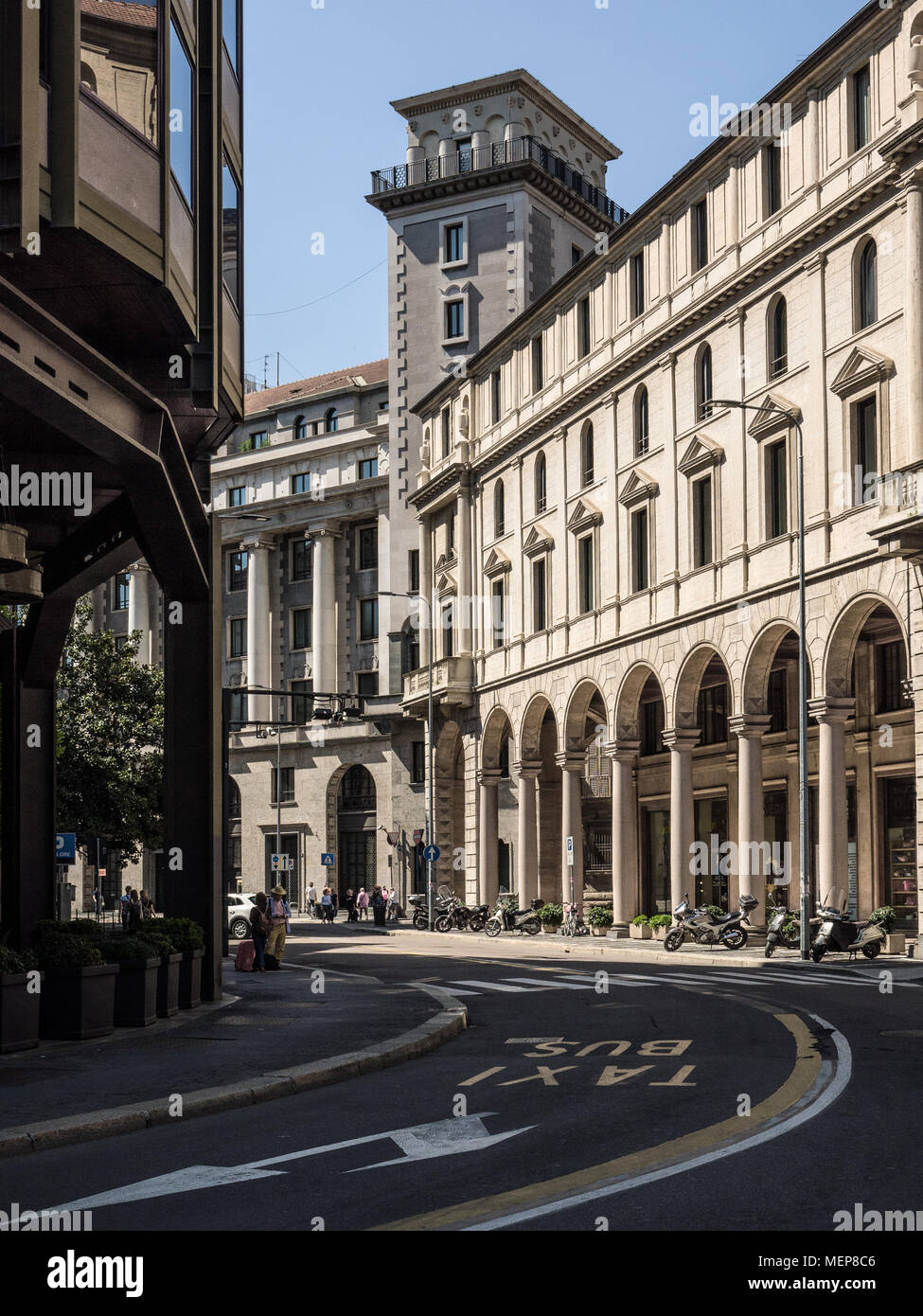Arcades du bâtiments élégants du centre de Milan, Italie Banque D'Images