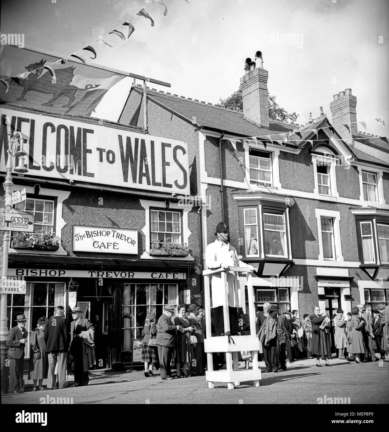 Le trafic de contrôle policier comme foules arrivent l'Eisteddfod à Llangollen, Wales, UK 1950 Banque D'Images
