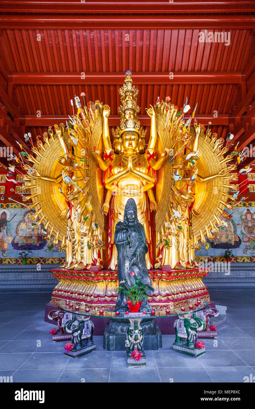 Ornate statue de Bouddha au motif d'un temple bouddhiste Banque D'Images