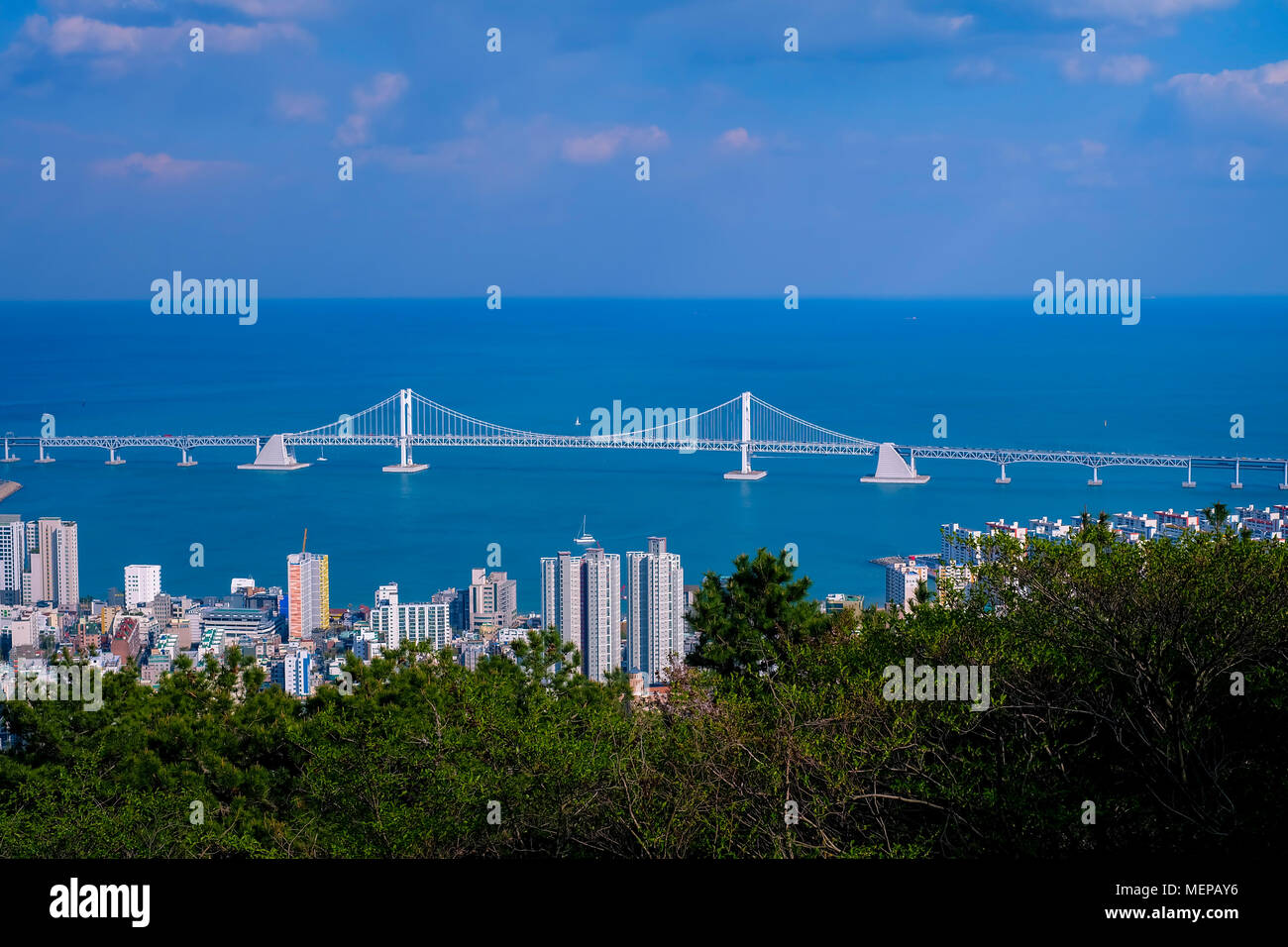 Vue aérienne de la plage de Gwangalli et pont Gwangan ville de Busan en Corée du Sud. Banque D'Images