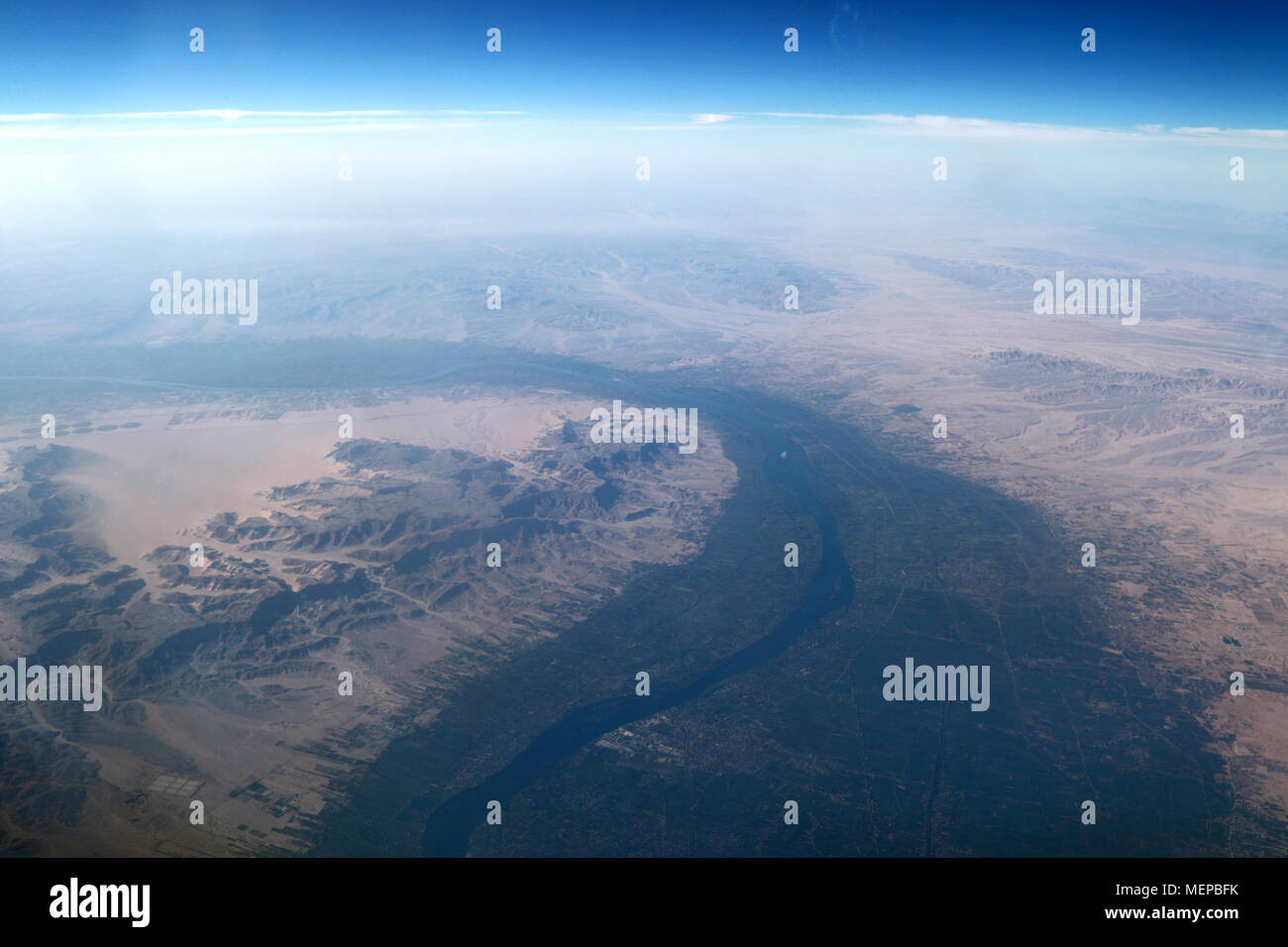 Vue aérienne de la Vallée des Rois et le Nil Bend près de Louxor, Egypte Banque D'Images