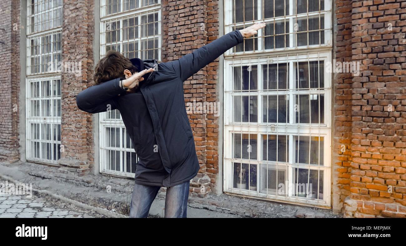 Guy ne une danse sur un dab rue de la ville Banque D'Images